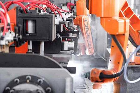 엔드 빔 용접 로봇이 대규모로 사용됩니다 .jpg End beam welding robot is about to put into use on a large scale.jpg